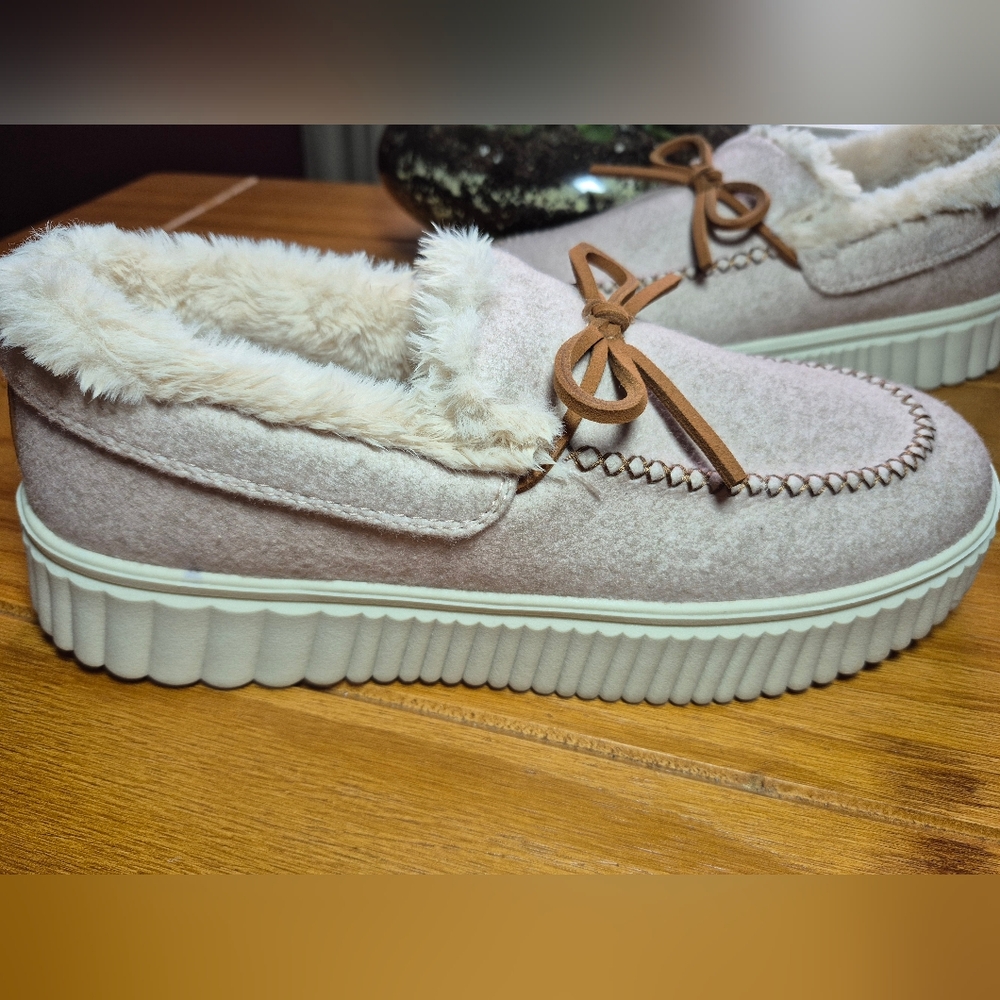 Skechers Women's Slippers in Cream and Tan